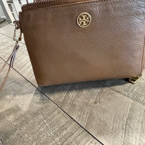 EUC Tory Burch clutch - Picture 3 of 4